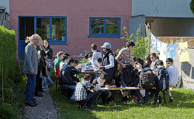 Schulgruppe im Garten des mayhauses (Foto: Matthias Matzak)